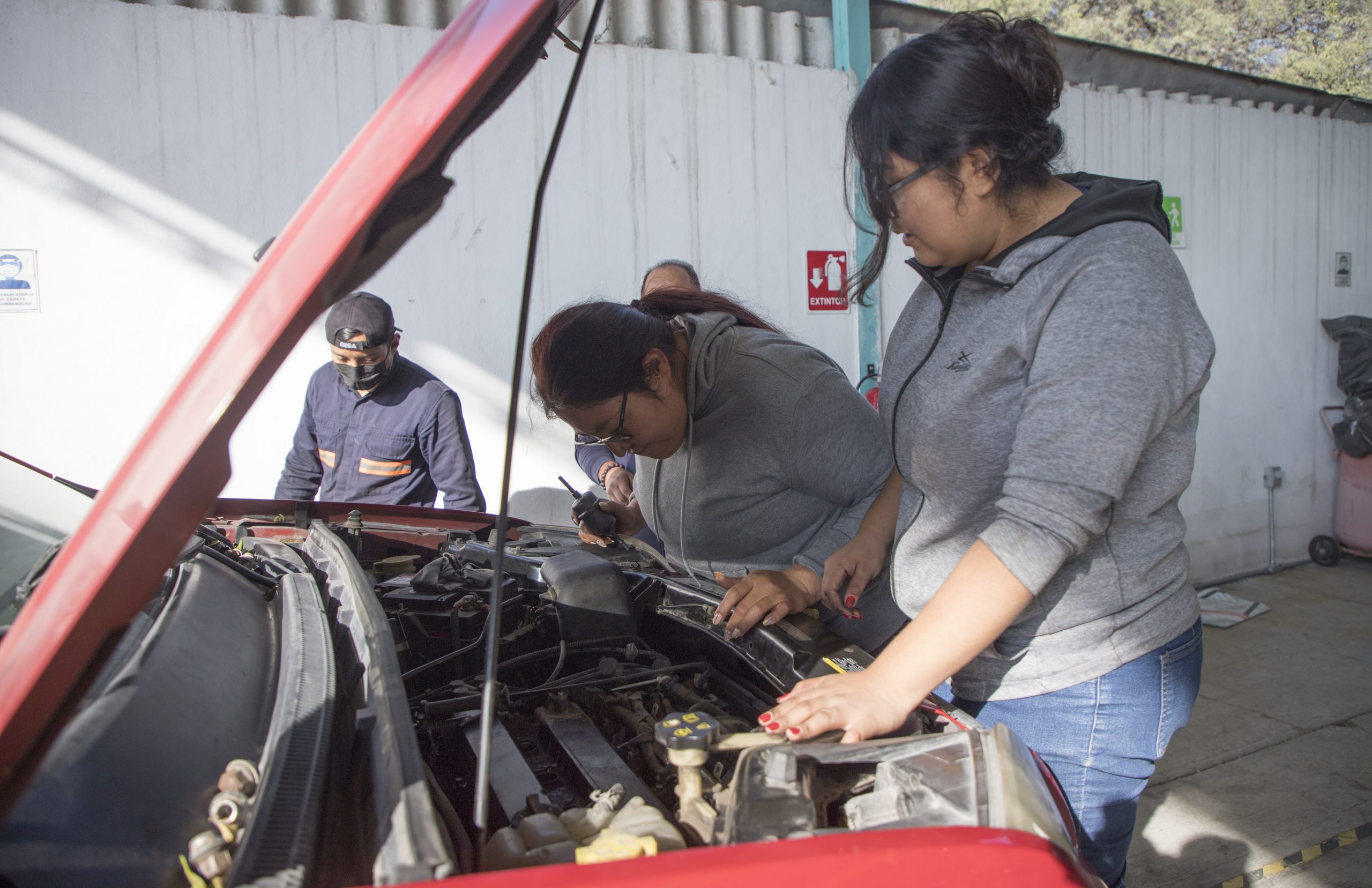 Mujeres al mando de un taller mecánico en México