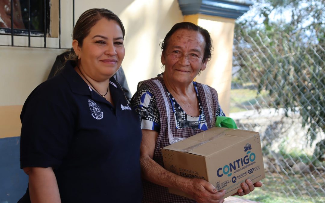 Marina Ponce entrega apoyo alimentario a adultos mayores de Landa.