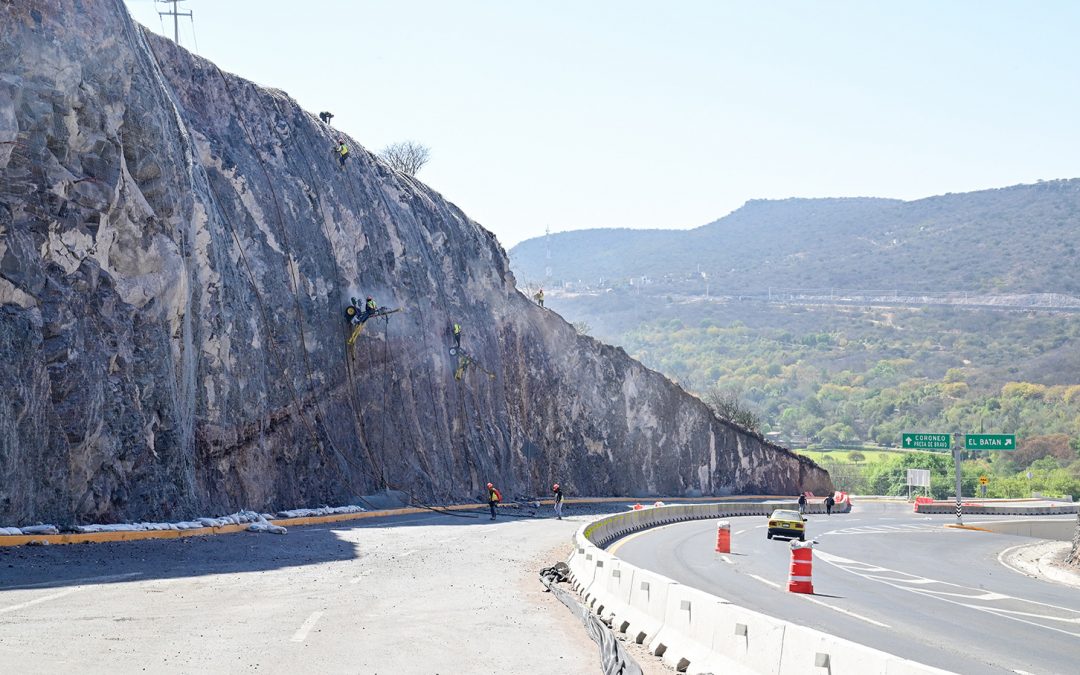 Avanza estabilización de taludes en la Carretera Estatal 413