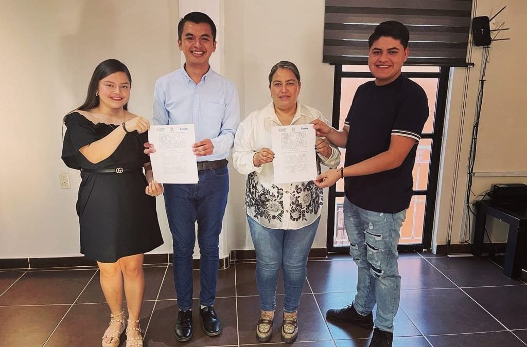 Marina Ponce firma compromiso de impulso a la juventud.