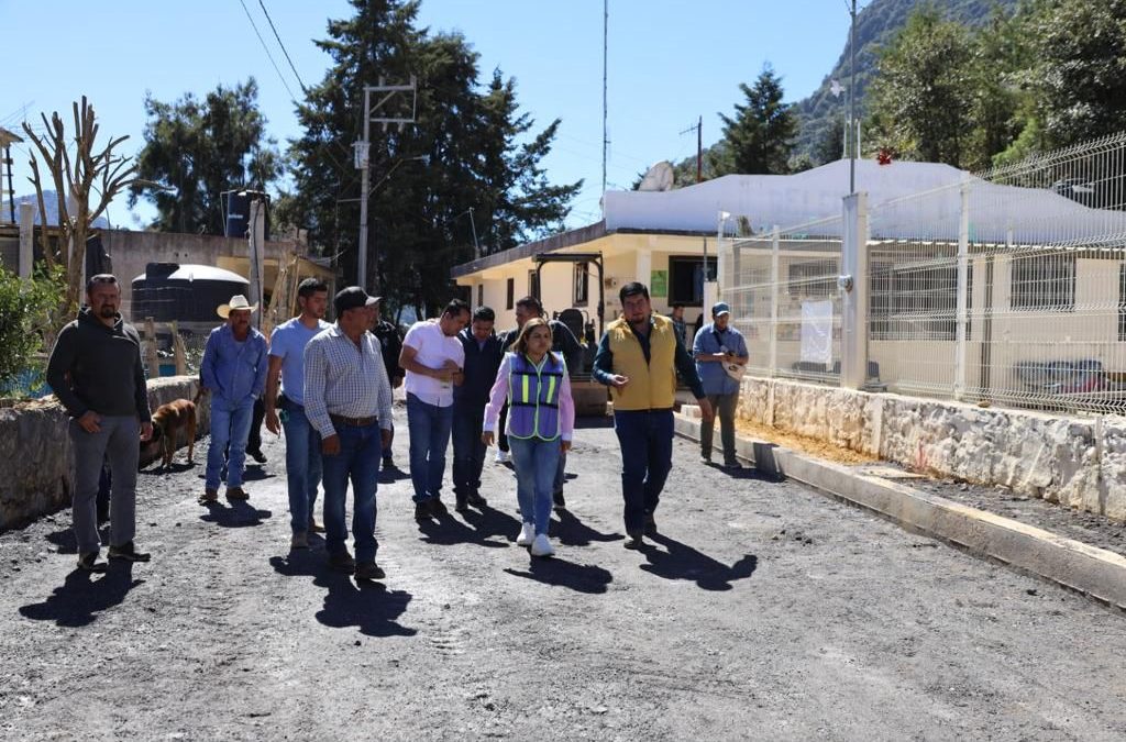 Con inversión de 1.4 MDP Lupita Ramírez constata avance de mejoramiento de calle principal en Santa Águeda.