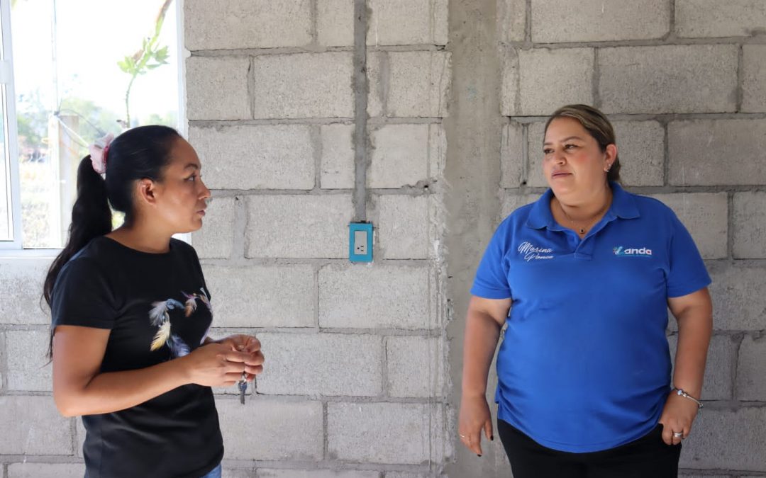 Marina Ponce entrega vivienda en La Reforma.