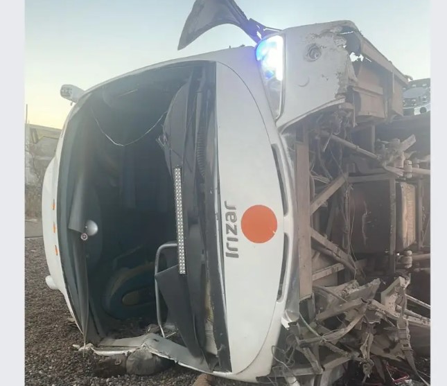 Al menos 3 muertos por volcadura de autobús en la México-Puebla