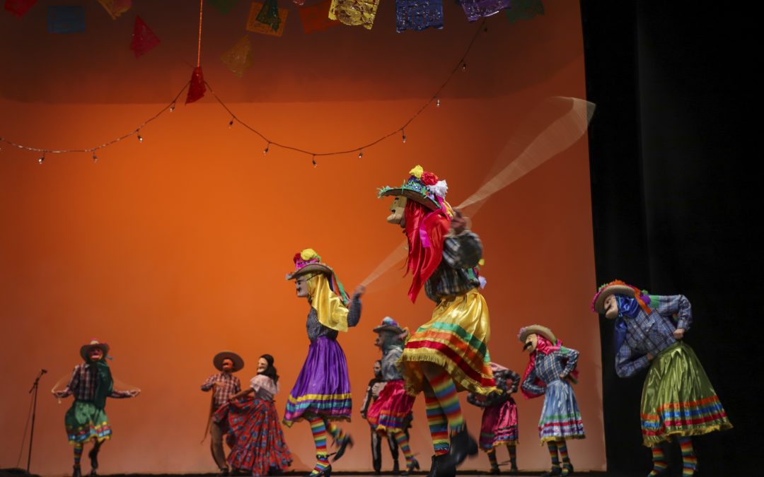 Protagonizan estudiantes “Gala Folklórica”