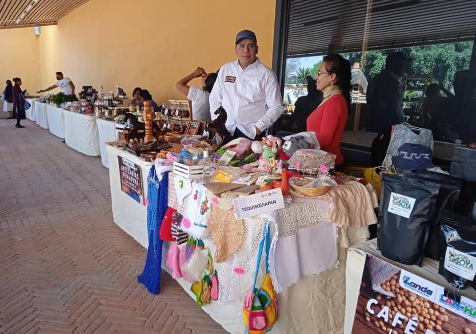 Artesanos de Landa muestran su talento en Los Pinos.