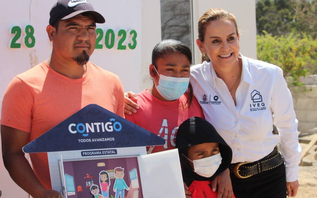 Entrega titular del IVEQ viviendas en el municipio de Huimilpan
