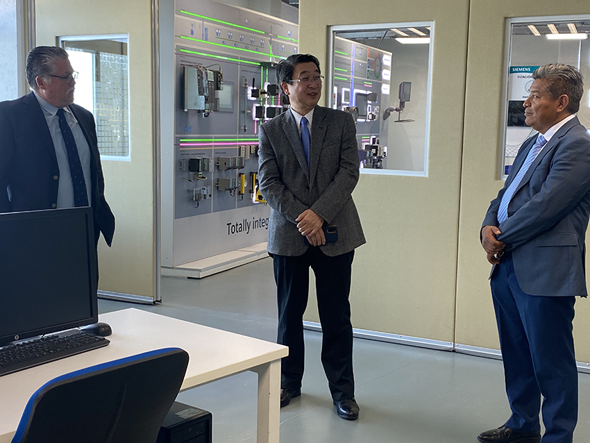 Cónsul General de Japón en León reconoce estrategias de vinculación de la UTEQ
