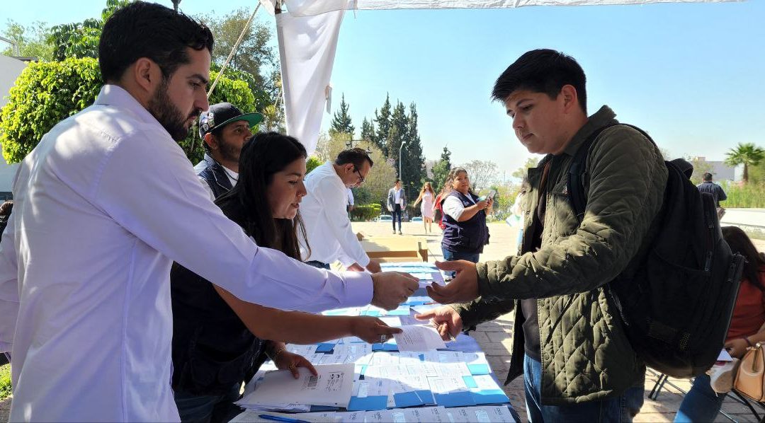 Entrega SEDESOQ becas en la UAQ