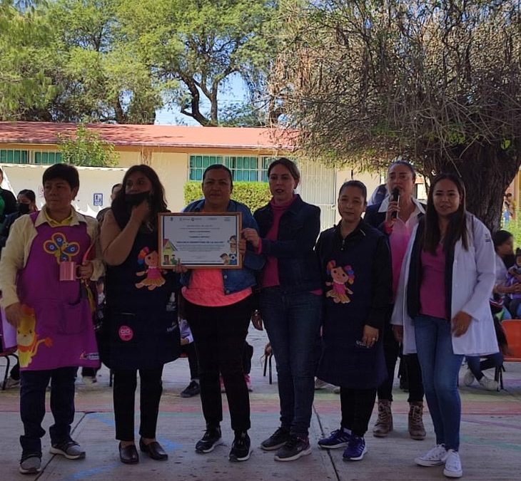 Entrega SESA placa de certificación como Promotora de la Salud a Escuela en Cadereyta de Montes
