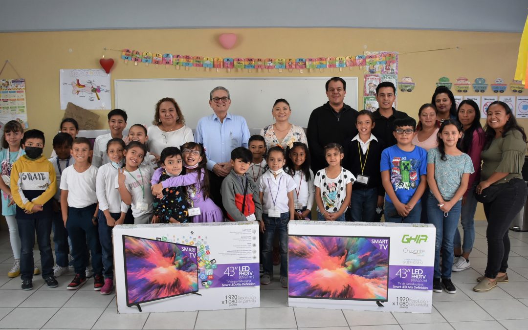 Fortalece USEBEQ a la primaria Rogelio Garfias con equipos electrónicos