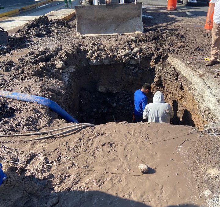 Repara CEA fuga de agua en Av. Cerro del Tambor