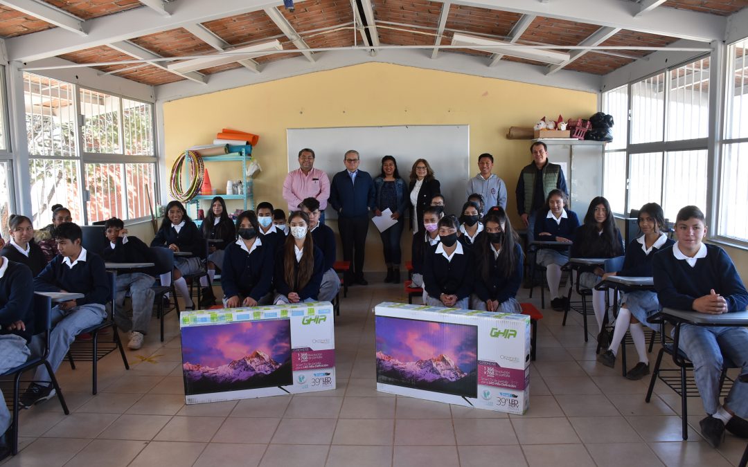 Avanza USEBEQ con equipamiento digital de escuelas