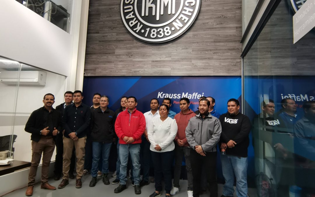 Integrantes de la UPSRJ se capacitan en Inyección de Plásticos
