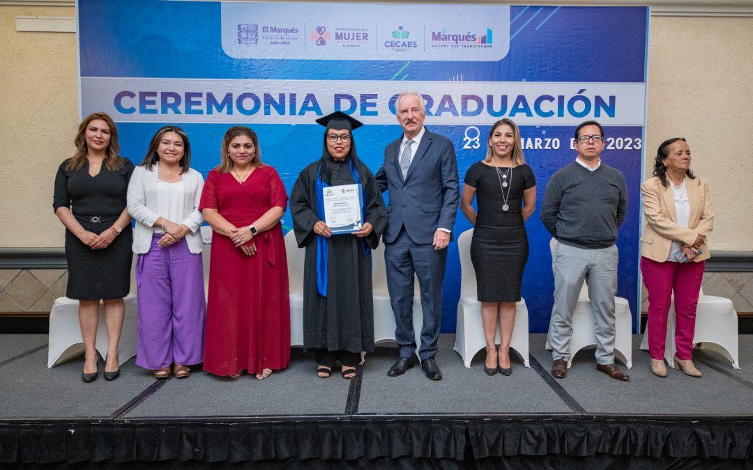 Enrique Vega Carriles entrega constancias a 40 alumnas que concluyeron su educación media superior