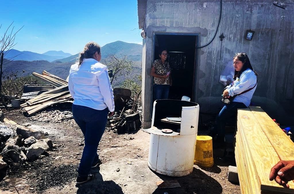 La Alcaldesa Marina Ponce visitó a la familia que lamentablemente perdió su vivienda en un incendio accidental en los pasados días.