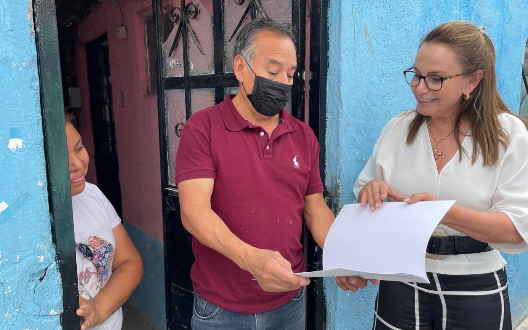 Entrega titular del IVEQ escrituras en la Capital