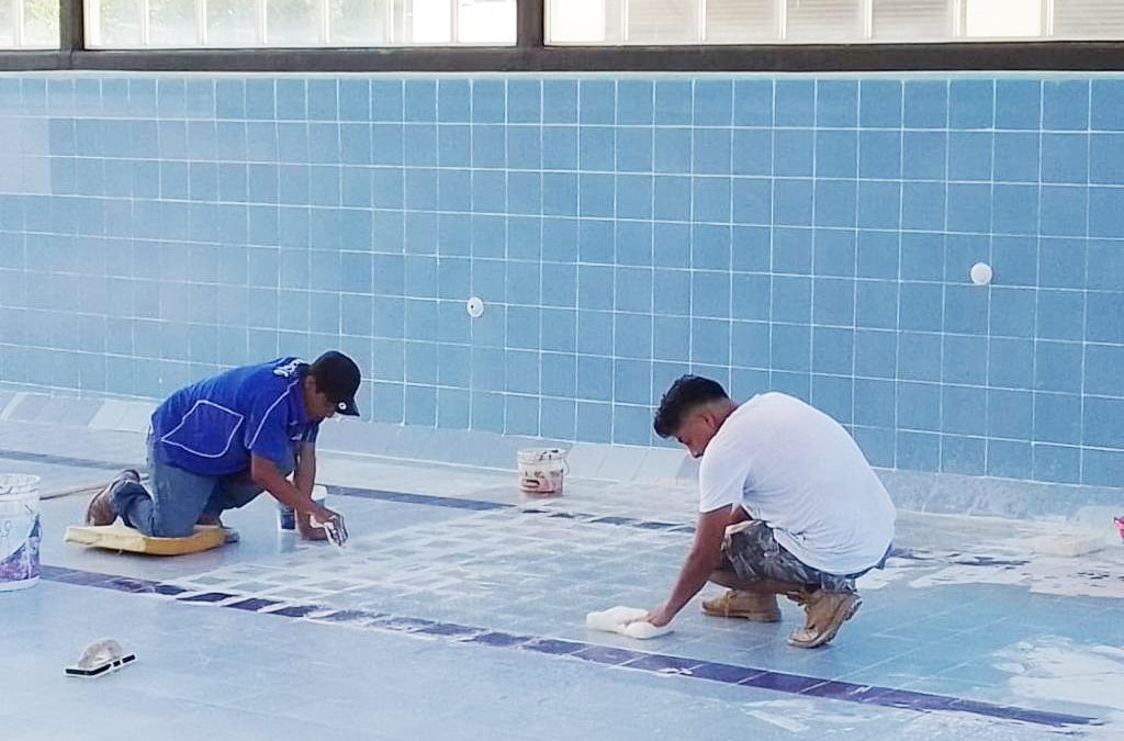 En la Unidad Deportiva de Jalpan  Se Trabaja en la Rehabilitación del Piso de la Alberca
