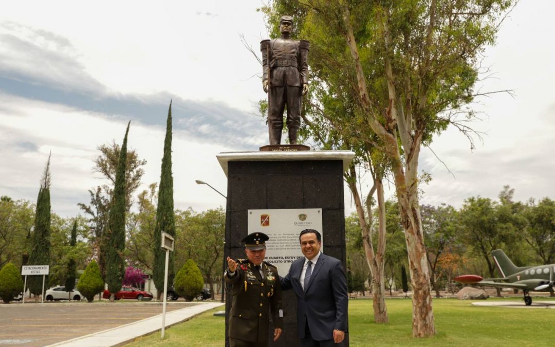 En la Zona Militar, Luis Nava devela estatua en honor a Damián Carmona