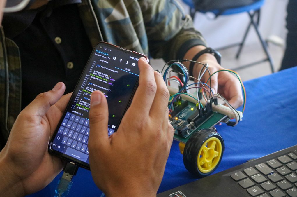 Estudiantes de UPQ construyen vehículos eléctricos autónomos a escala
