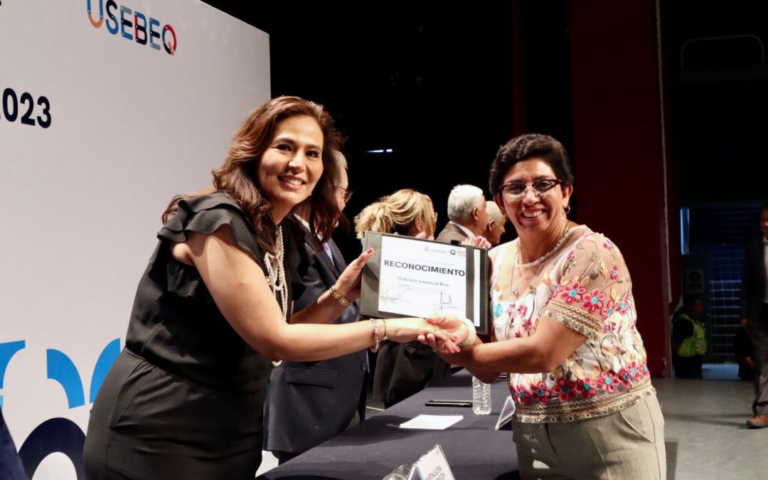 Reconocen autoridades educativas a docentes por su servicio