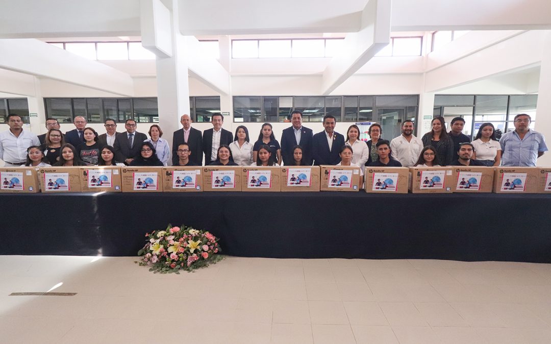 Estudiantes de Pedro Escobedo de la UTSJR reciben equipo de cómputo