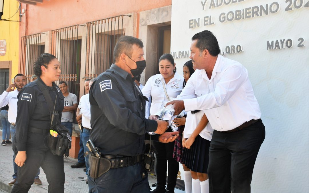 Efraín Muñoz Cosme entrega uniformes deportivos a equipo de futbol de elementos de la dirección de policía