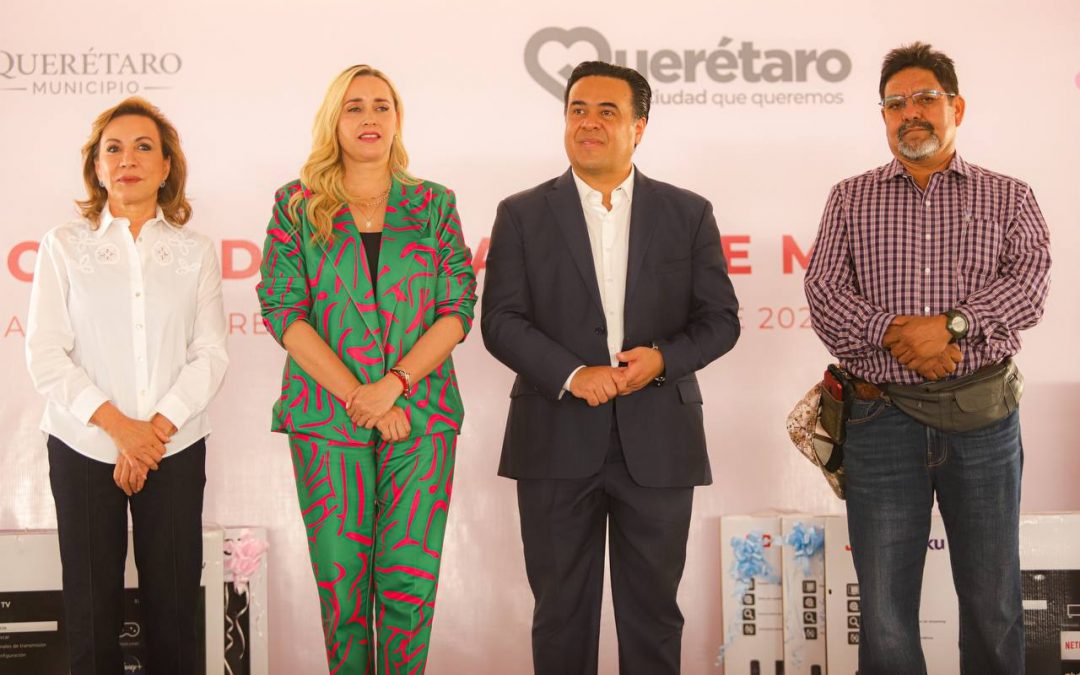 Luis Nava festeja a las madres trabajadoras de Centro Cívico