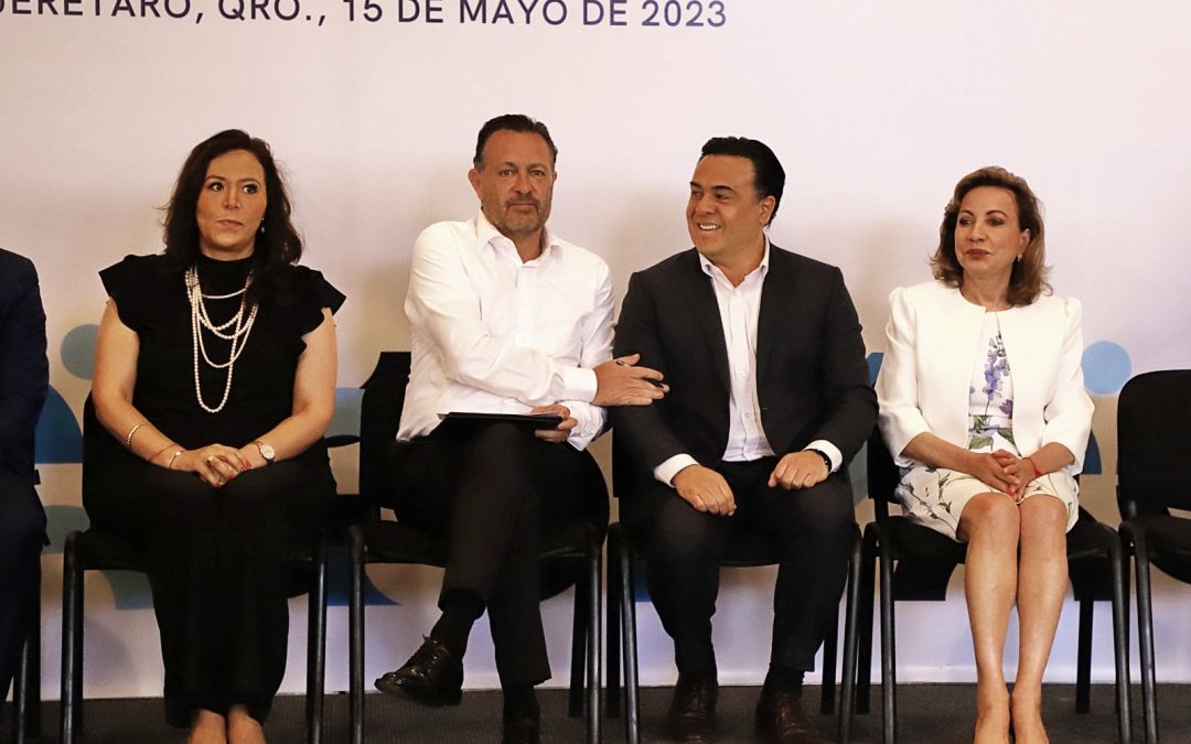 Luis Nava asiste a la celebración del Día del Maestro