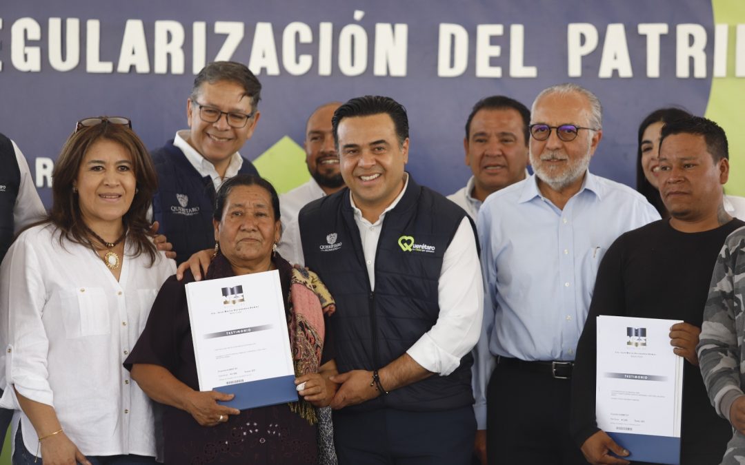 Luis Nava entrega escrituras de sus predios a 73 familias