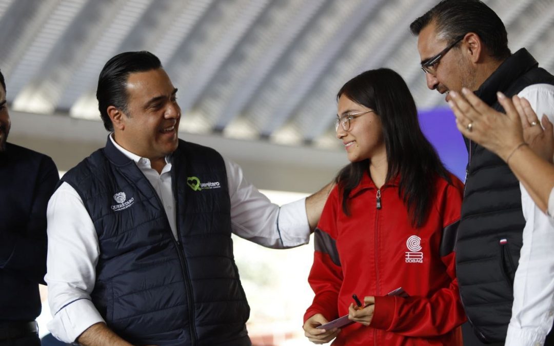 Luis Nava entrega incentivos del programa Tu Beca a jóvenes de la capital