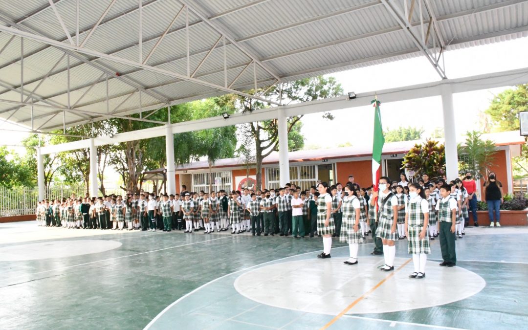 Asisten autoridades municipales de Jalpan a realización de honores a la bandera en Escuela Primaria Lic. Adolfo López Mateos