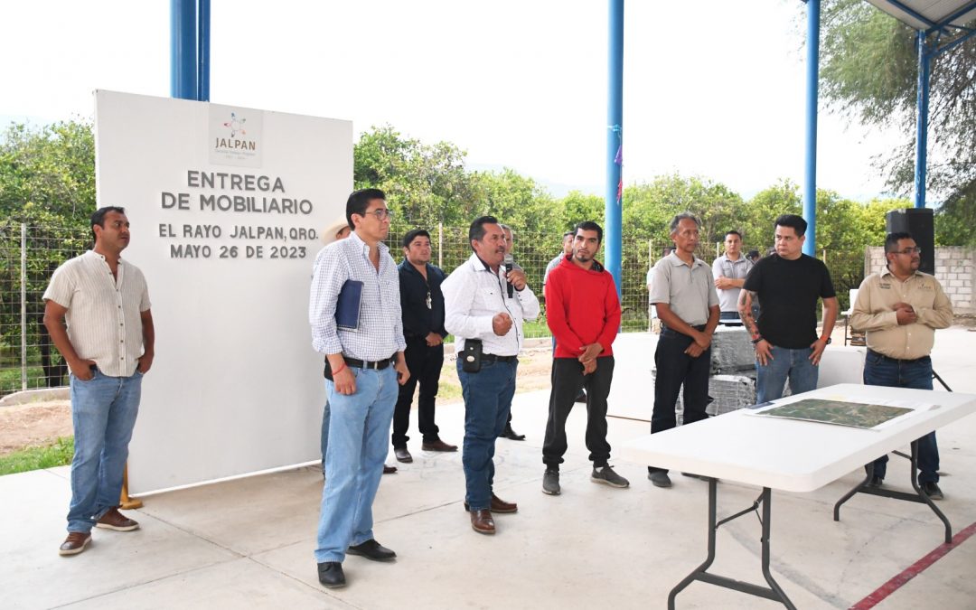 Entrega gobierno de Jalpan mobiliario en la comunidad de El Rayo