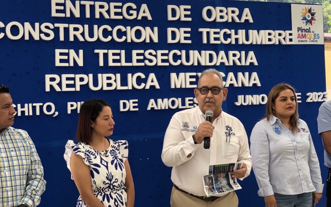 Entrega titular del IFEQ obra educativa en el Pinal de Amoles