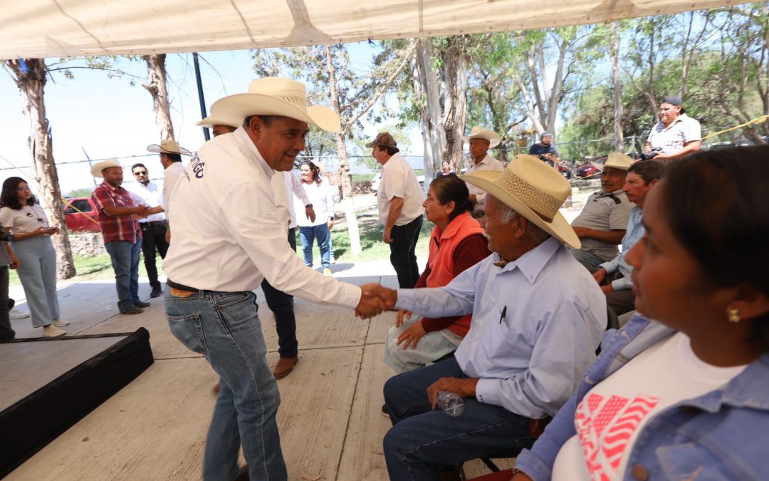 Entrega titular de la SEDEA forraje a ganaderos de Colón y Tequisquiapan