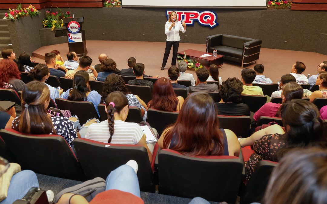 Lupita Murguía destaca oportunidades de desarrollo profesional ante jóvenes universitarios