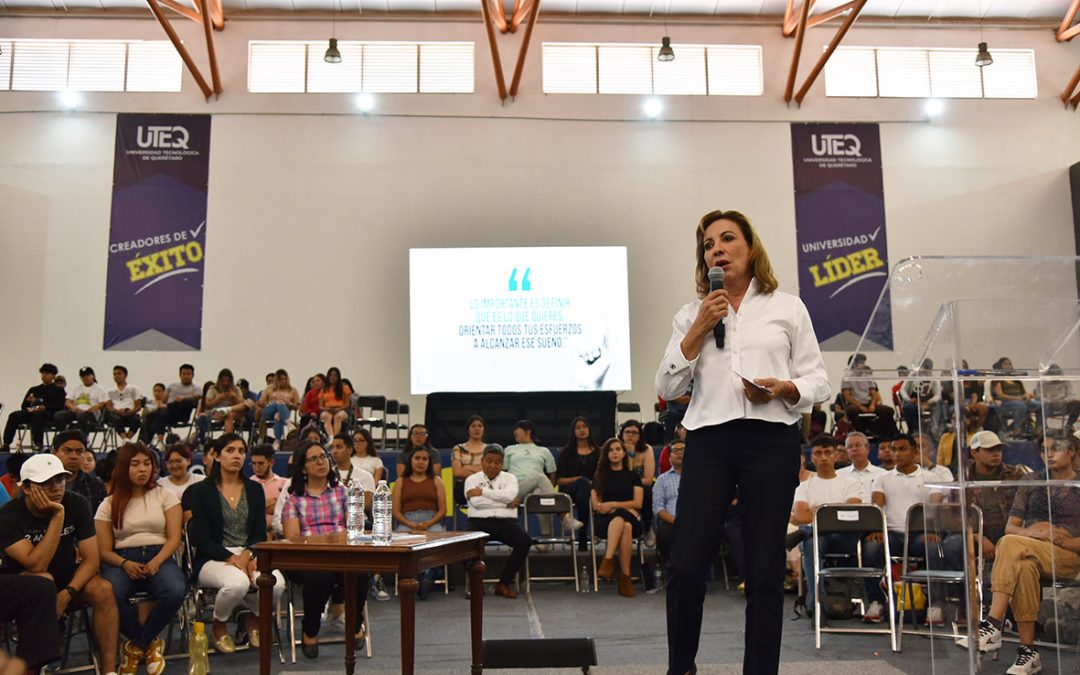 Dialoga Lupita Murguía con estudiantes de la UTEQ