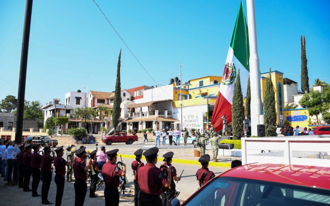 Incineran bandera e izan una nueva en Jalpan de Serra
