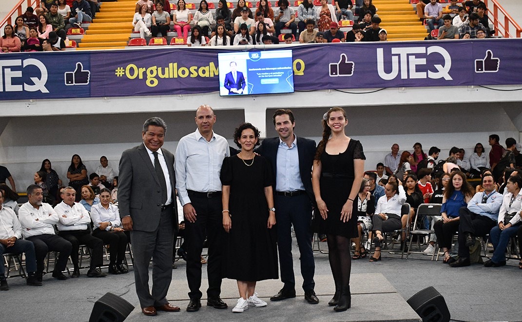 Comparte periodista Julio Vaqueiro experiencia profesional con estudiantes en la UTEQ