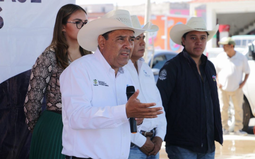Apoya SEDEA con pacas de alfalfa a productores de Ezequiel Montes