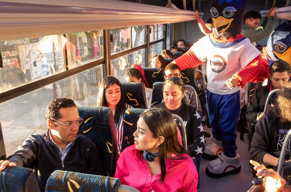 Dan banderazo de salida a dos nuevos camiones escolares de la UPQ