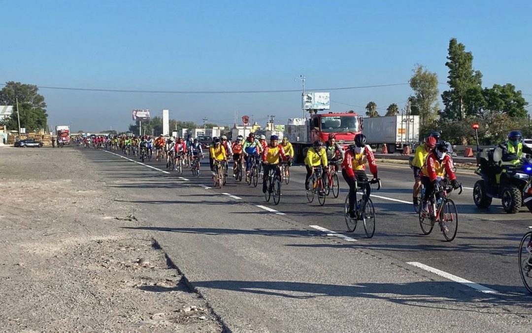 Peregrinas y peregrinos ciclistas avanzan al Tepeyac