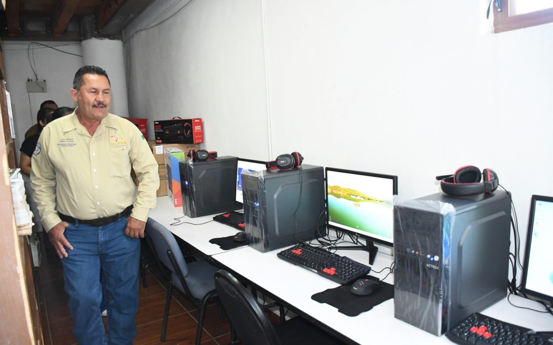 Entrega Gobierno de Jalpan equipos de computo a Biblioteca Publica Municipal