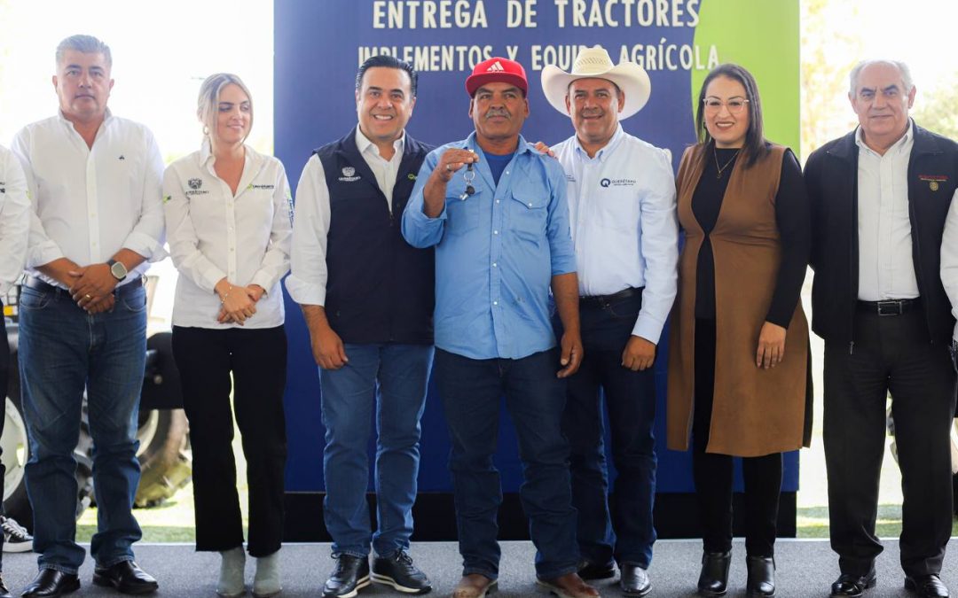 Entrega Municipio de Querétaro 3 tractores más para el sector agrícola