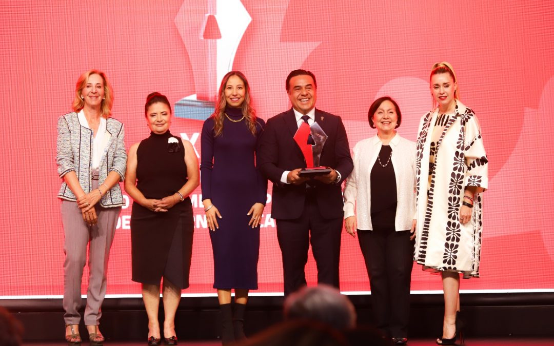 Recibe Luis Nava Premio por la Universidad de las Mujeres