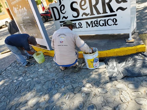 Realizan mantenimiento a Jardín principal de Jalpan