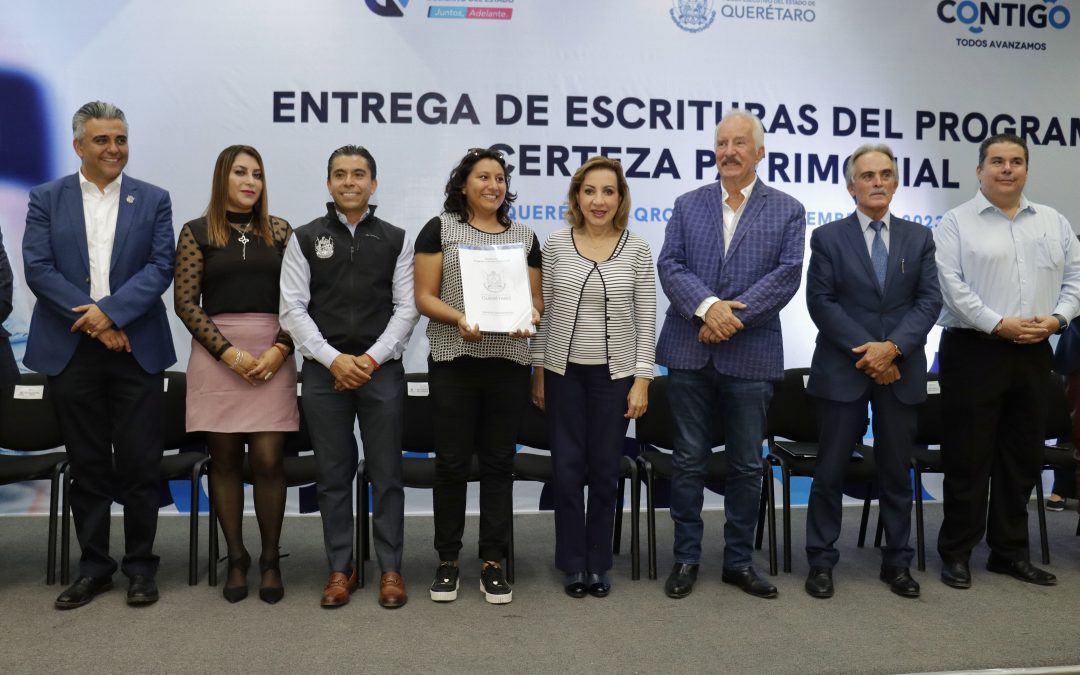 Entrega Lupita Murguía escrituras del programa Certeza Patrimonial