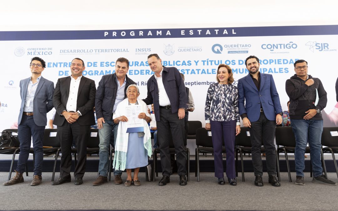 Encabeza Gobernador entrega de escrituras y títulos de propiedad a familias queretanas