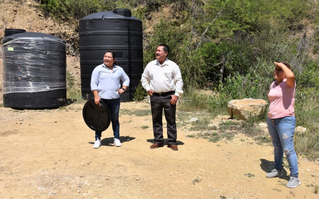 Payín Muñoz, hace entrega de tinaco en colonia Jardines de la Sierra.