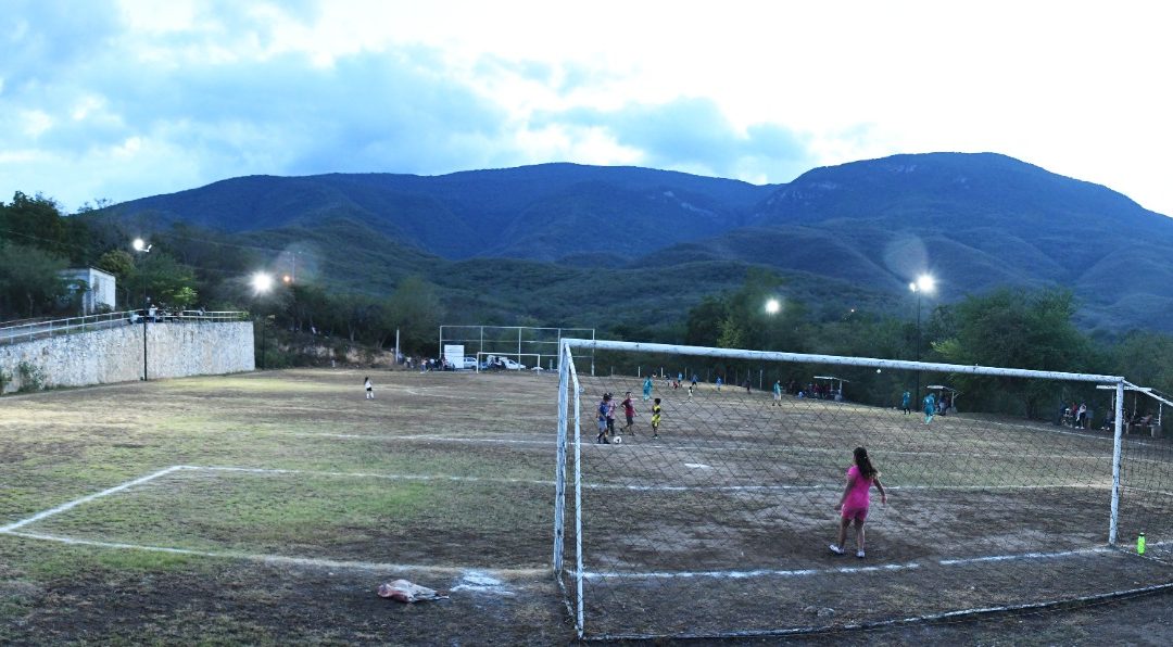 Entrega Efraín Muñoz suministro e instalación de luminarias para el alumbrado de la cancha de futbol, de la comunidad de Saldiveña.
