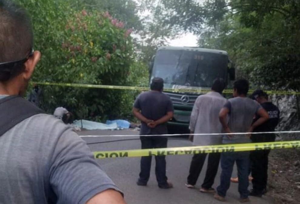 Accidente de autobus vencedor deja 2 muertos y 5 heridos por descarga eléctrica en Aquismon, S.L.P.